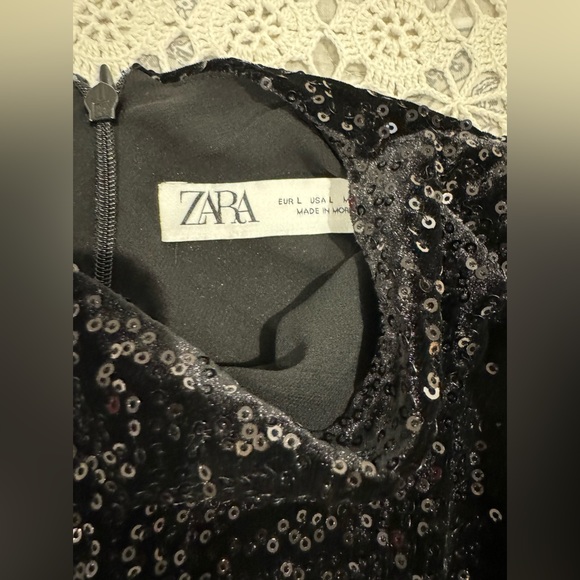 Zara Sequin Velvet Top Womens
Large Black New Shoulder Pads Shirt #71 0925 - Picture 11 of 12